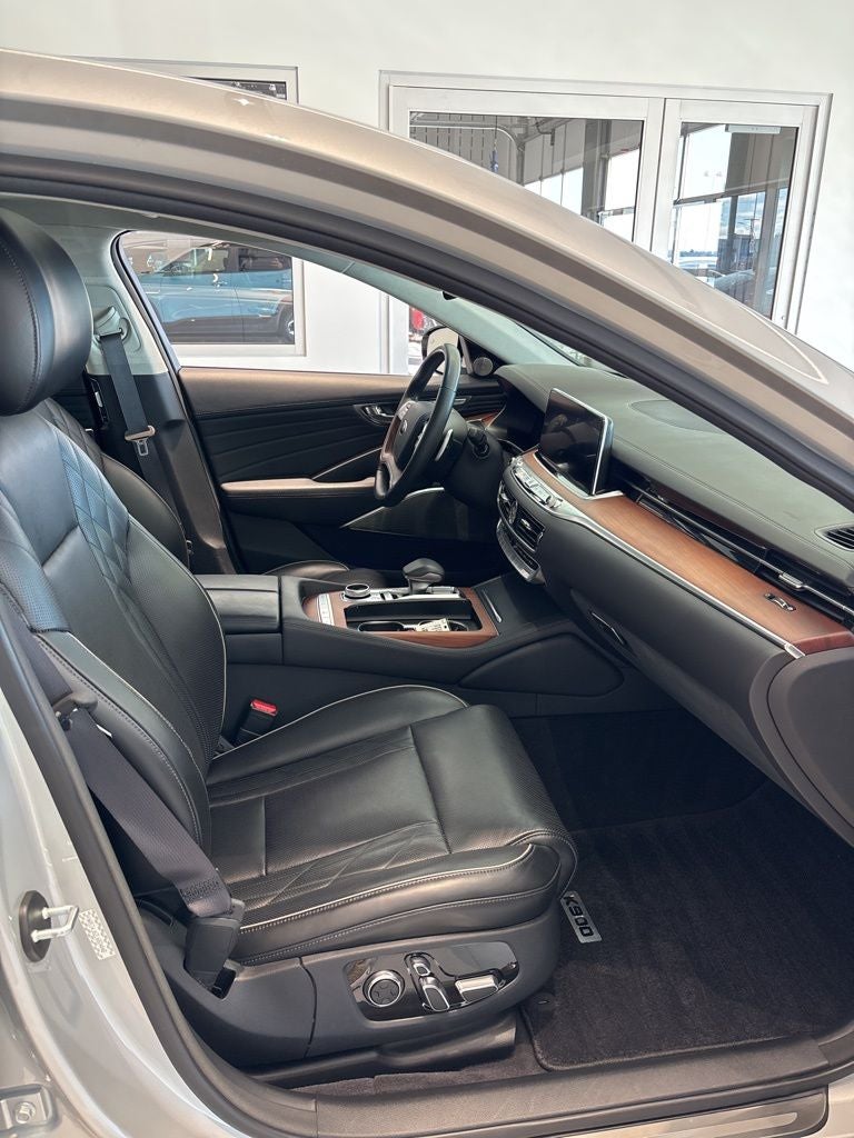 2020 Kia K900 Luxury VIP Package