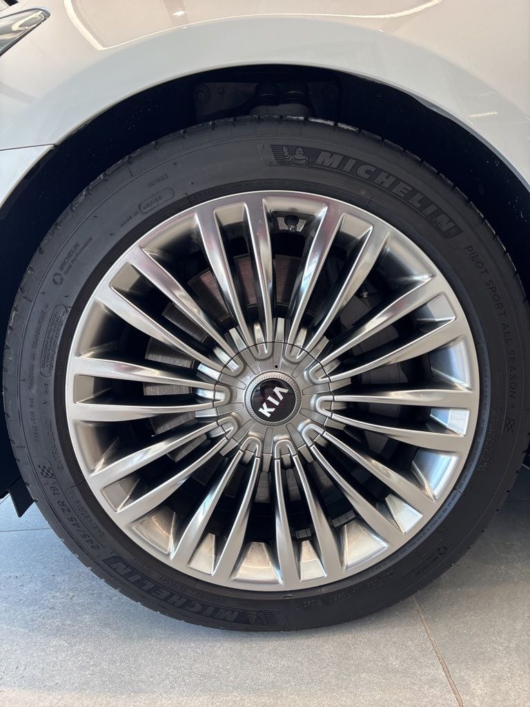 2020 Kia K900 Luxury VIP Package